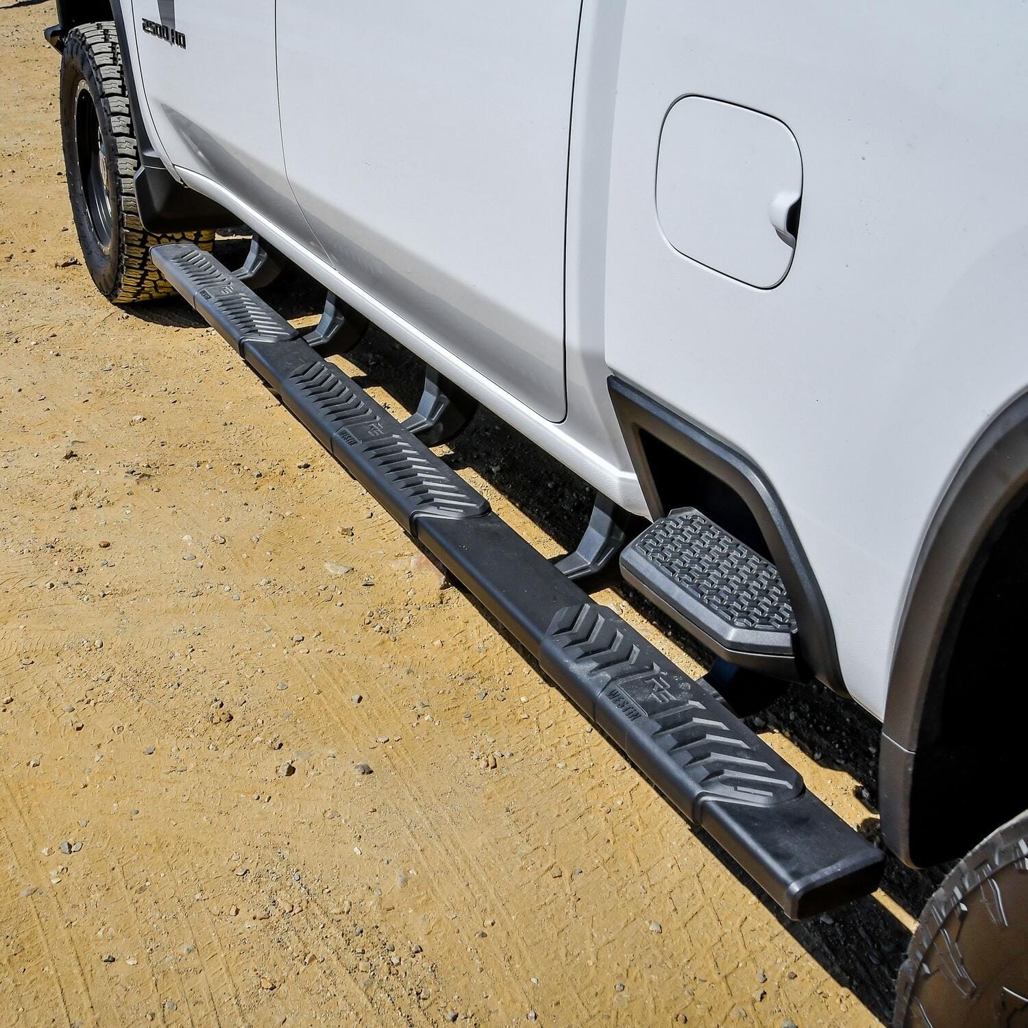 R5 M-Series XD Wheel to Wheel Nerf Step Bars thumbnail 8