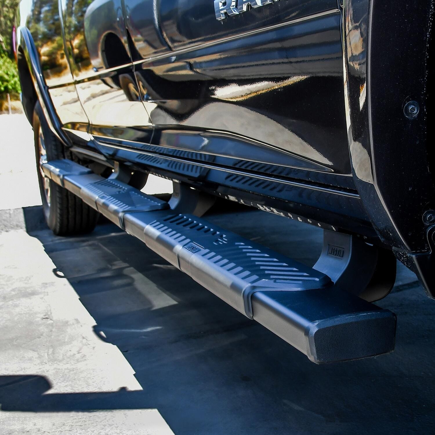 R5 M-Series Wheel-to-Wheel Nerf Step Bars thumbnail 8