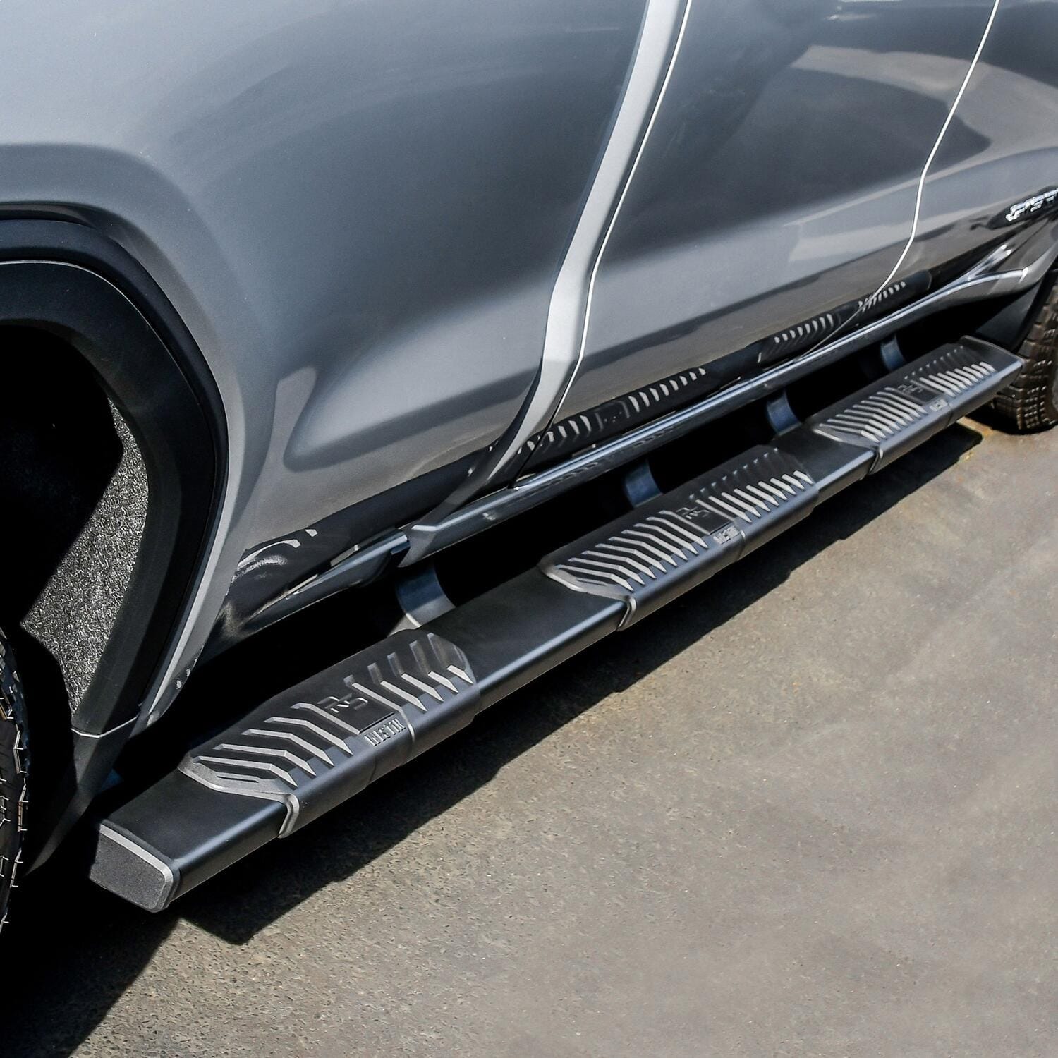 R5 M-Series Wheel-to-Wheel Nerf Step Bars thumbnail 9
